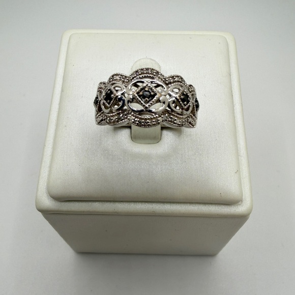 Black and white diamond cocktail statement ring in sterling silver! - Picture 11 of 13